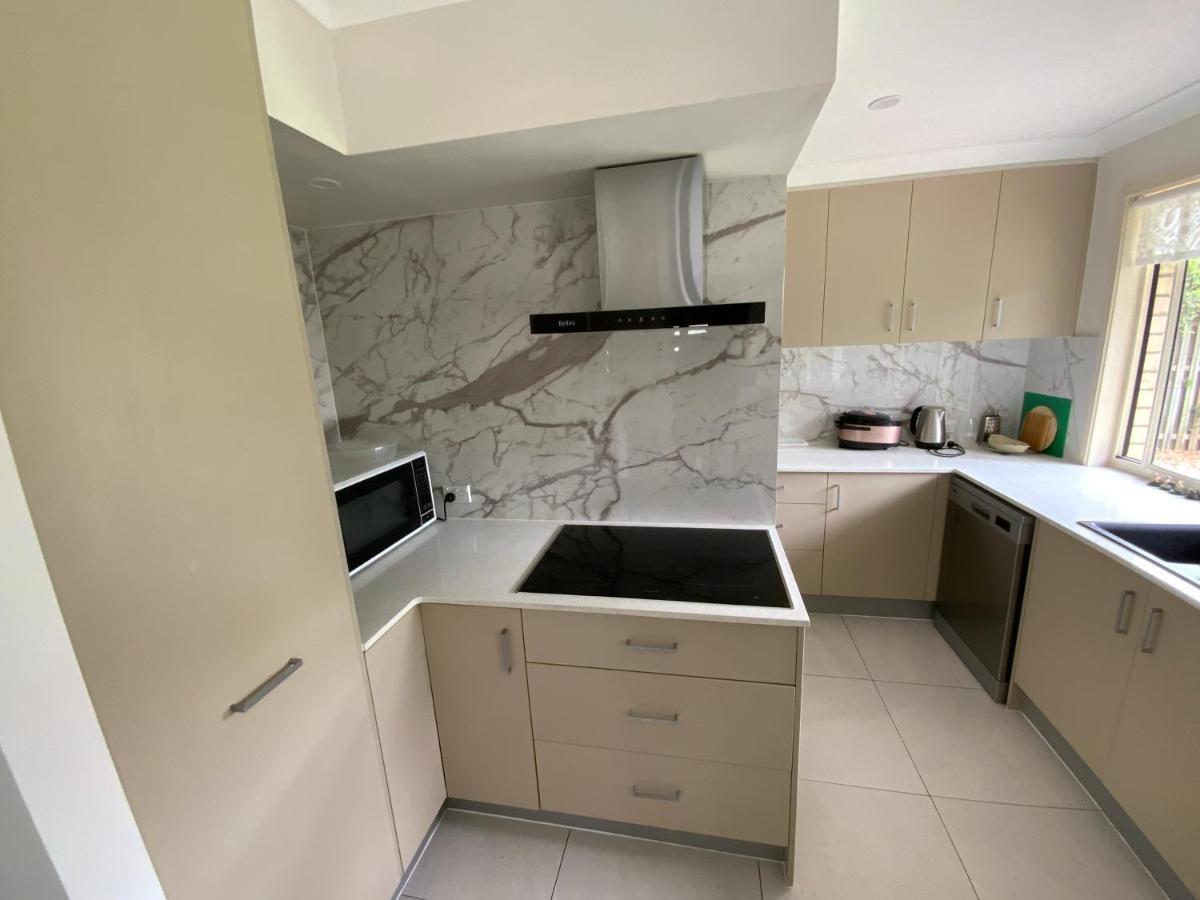 Shared House With Other Guests Near Shopping Center And Theme Parks Apartment Gold Coast Bagian luar foto