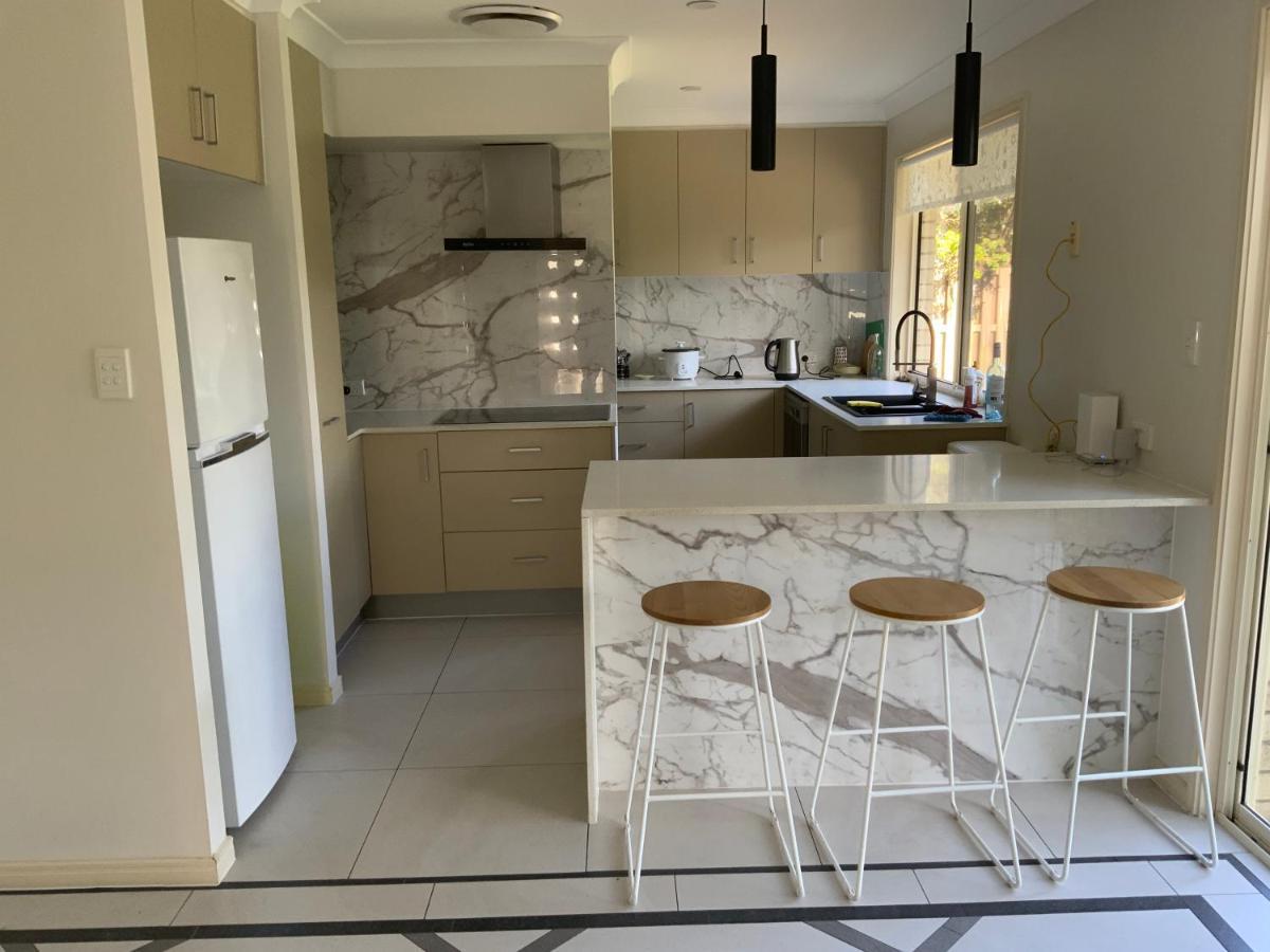 Shared House With Other Guests Near Shopping Center And Theme Parks Apartment Gold Coast Bagian luar foto
