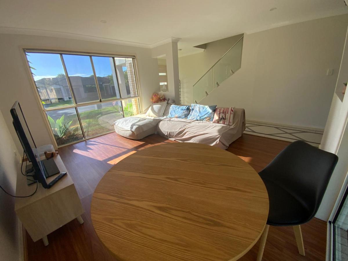Shared House With Other Guests Near Shopping Center And Theme Parks Apartment Gold Coast Bagian luar foto