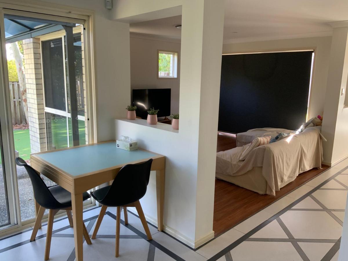 Shared House With Other Guests Near Shopping Center And Theme Parks Apartment Gold Coast Bagian luar foto
