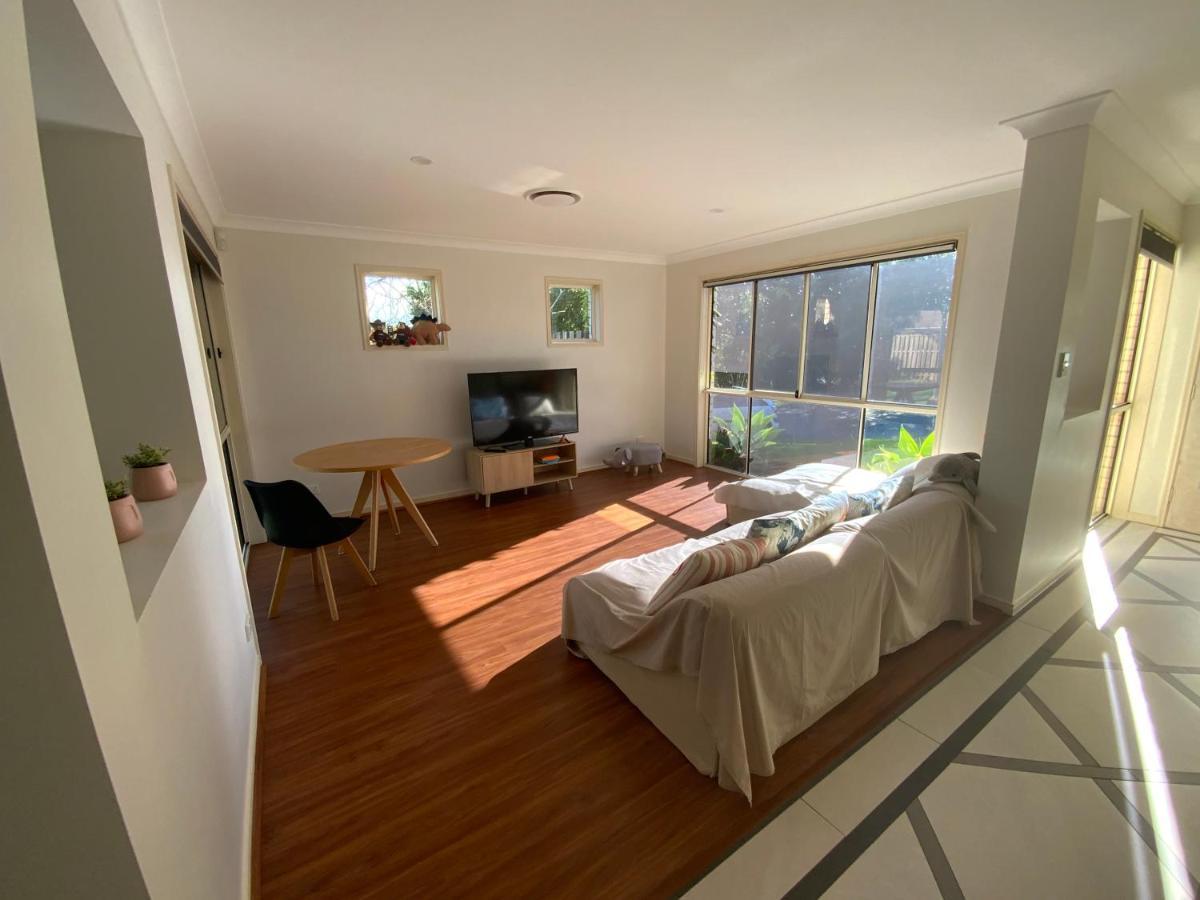 Shared House With Other Guests Near Shopping Center And Theme Parks Apartment Gold Coast Bagian luar foto