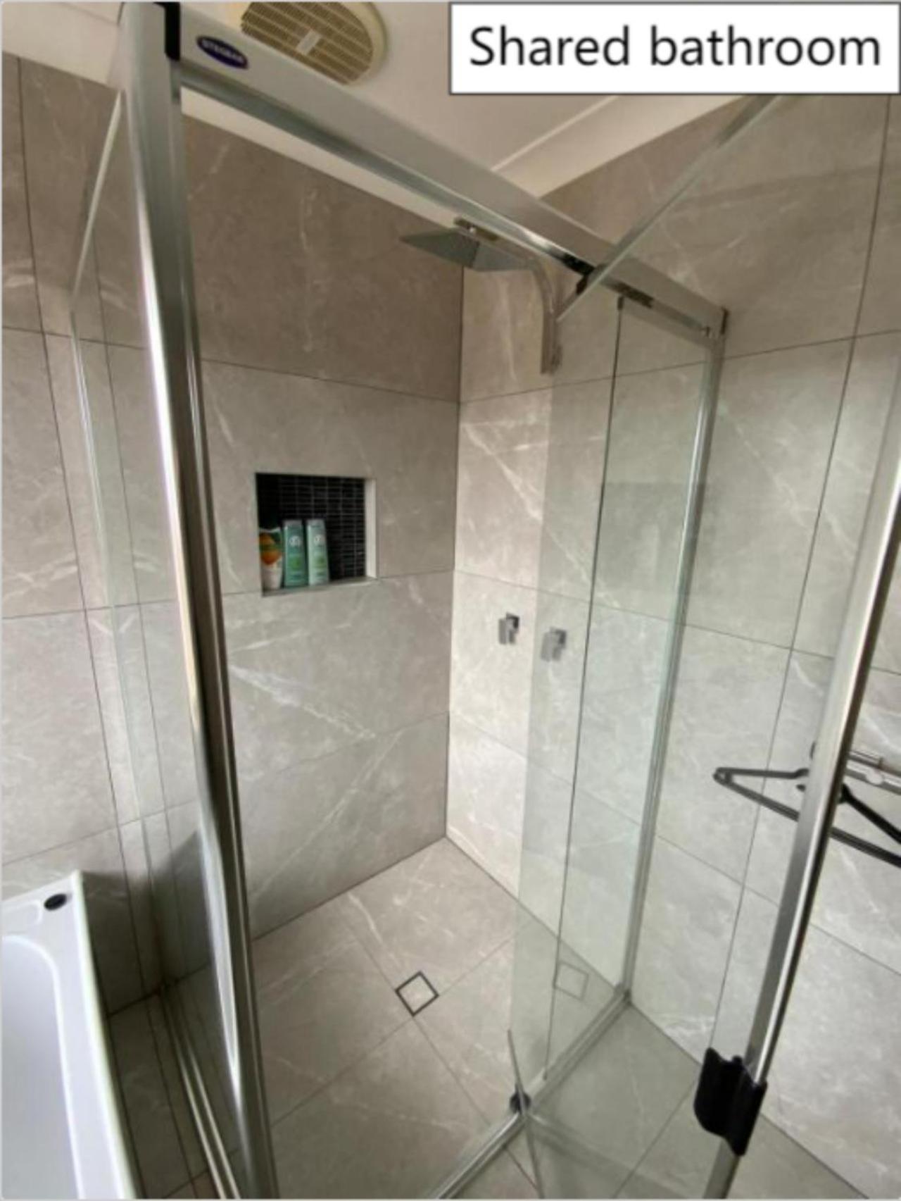 Shared House With Other Guests Near Shopping Center And Theme Parks Apartment Gold Coast Bagian luar foto