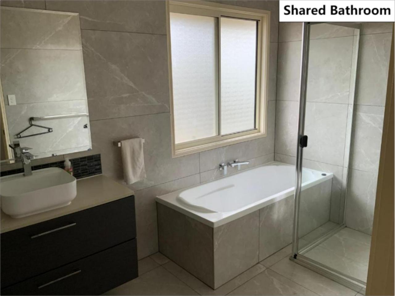 Shared House With Other Guests Near Shopping Center And Theme Parks Apartment Gold Coast Bagian luar foto